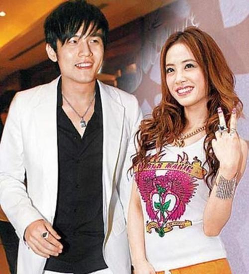 周杰伦抱着蔡依林坐飞机_经典合作背后的爱情遗憾 周杰伦抱着蔡依林坐飞机_经典合作背后的爱情遗憾