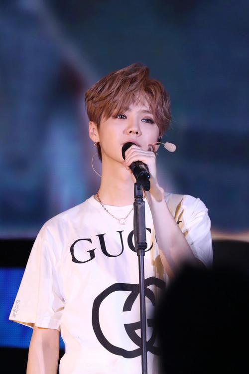 鹿晗跨界发展受关注,曾因恋情形象受损,现人气回升,未来音乐之路引期待 鹿晗跨界发展受关注,曾因恋情形象受损,现人气回升,未来音乐之路引期待