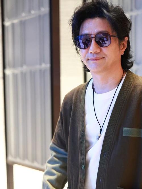 郑钧地位高还是汪峰_风格各异，摇滚精神谁更强？