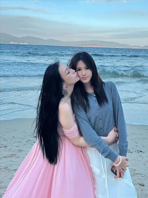 钟丽缇母女亮相机场，15岁考拉成焦点，身高出众引热议